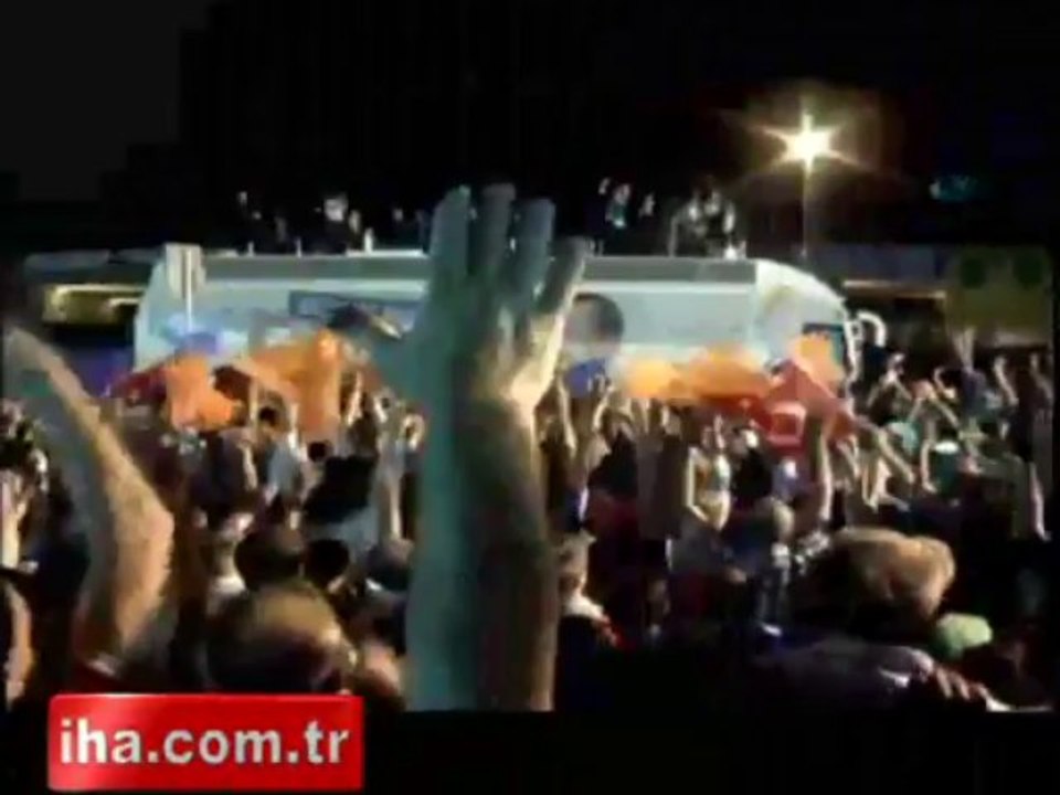 Başbakan Rizelileri 'Rabia selamı' ile selamladı  VİDEO İZLE - www.olay53.com