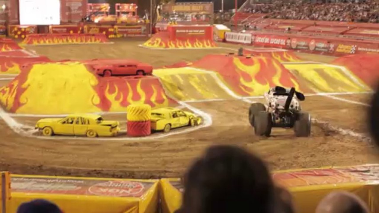BIG TRUCKS! (2012 Monster Jam World Finals)