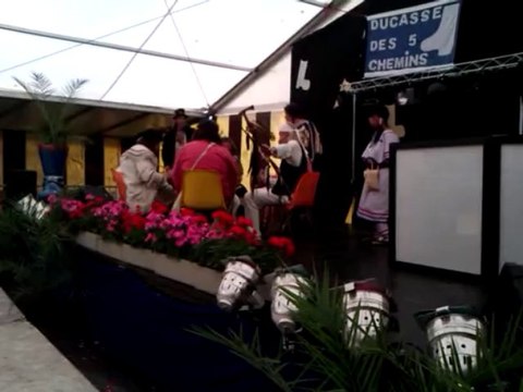 Ducasse des Cinq Chemins à Comines: démonstratton de danse indienne