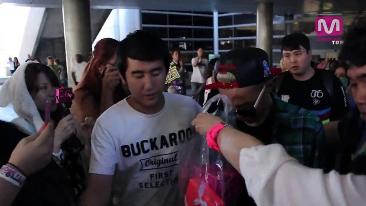 G-Dragon arrives at LAX for KCON 2013!