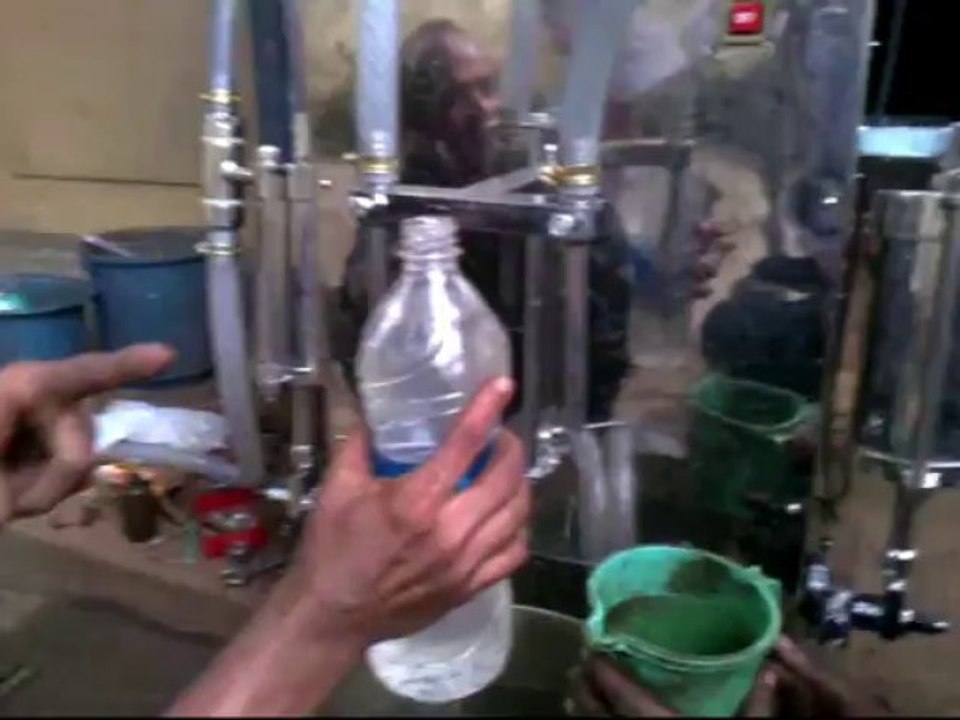 SEMI AUTOMATIC LIQUID FILLING MACHINE.