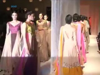 Manish displays Indian wear at LFW curtain raiser