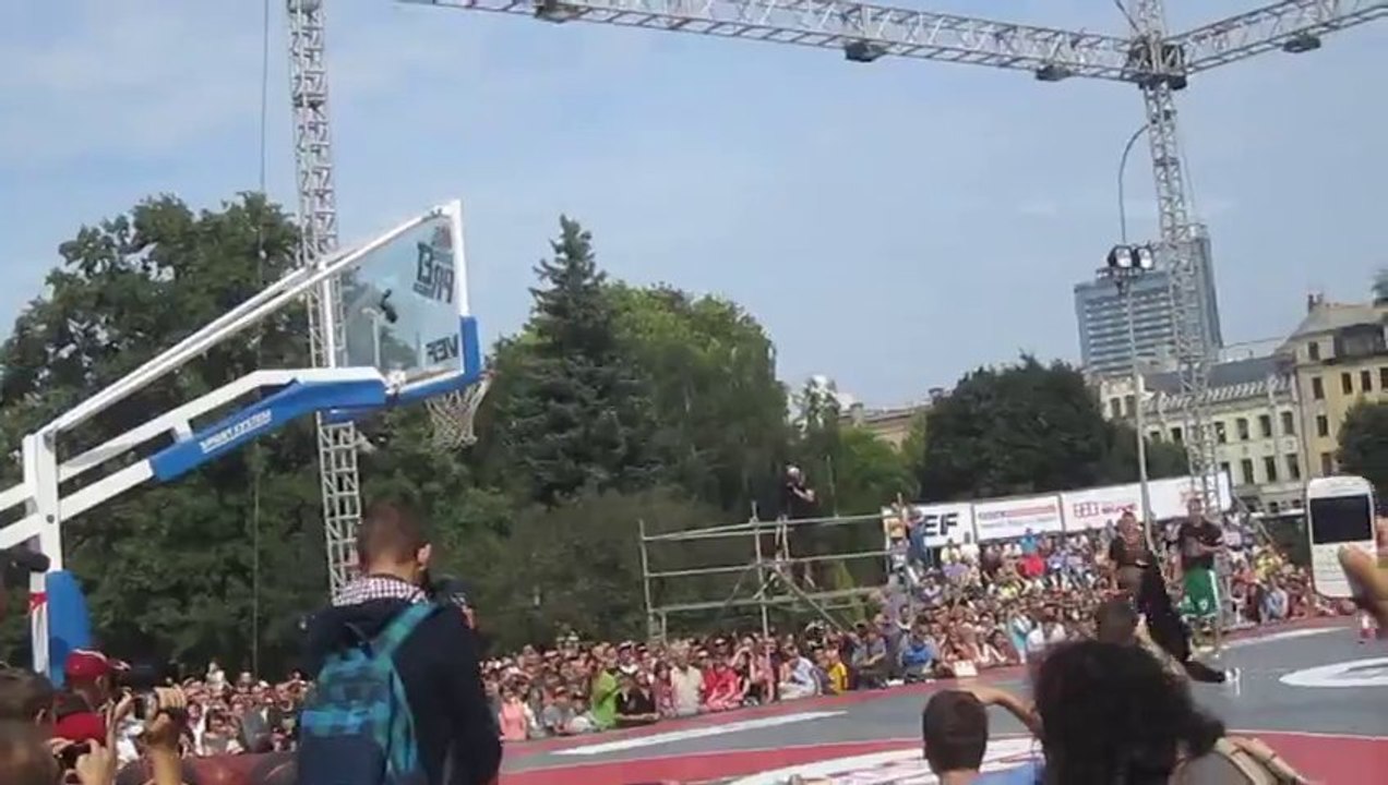 Ridiculous fail in Basket-ball : Shannon Brown FAIL!