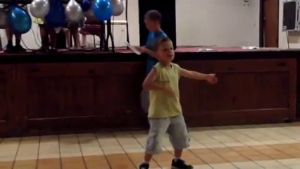 Joris danse sur Antisociale