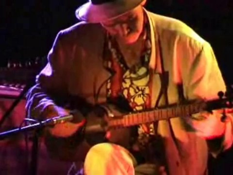 Concert Salernes Var 83 DU O HASARD Pierre HOSSEIN guitare, tarr, mandoline,balalaïka Mica ROYER: percussions Nicolas BUFFET: guitare Cyril COUCHENE: basse, le 23 Août 2013 à Salernes Var ZICO JARDIN Atelier GABRIELLE 2, Cours Jean Bart à Salernes