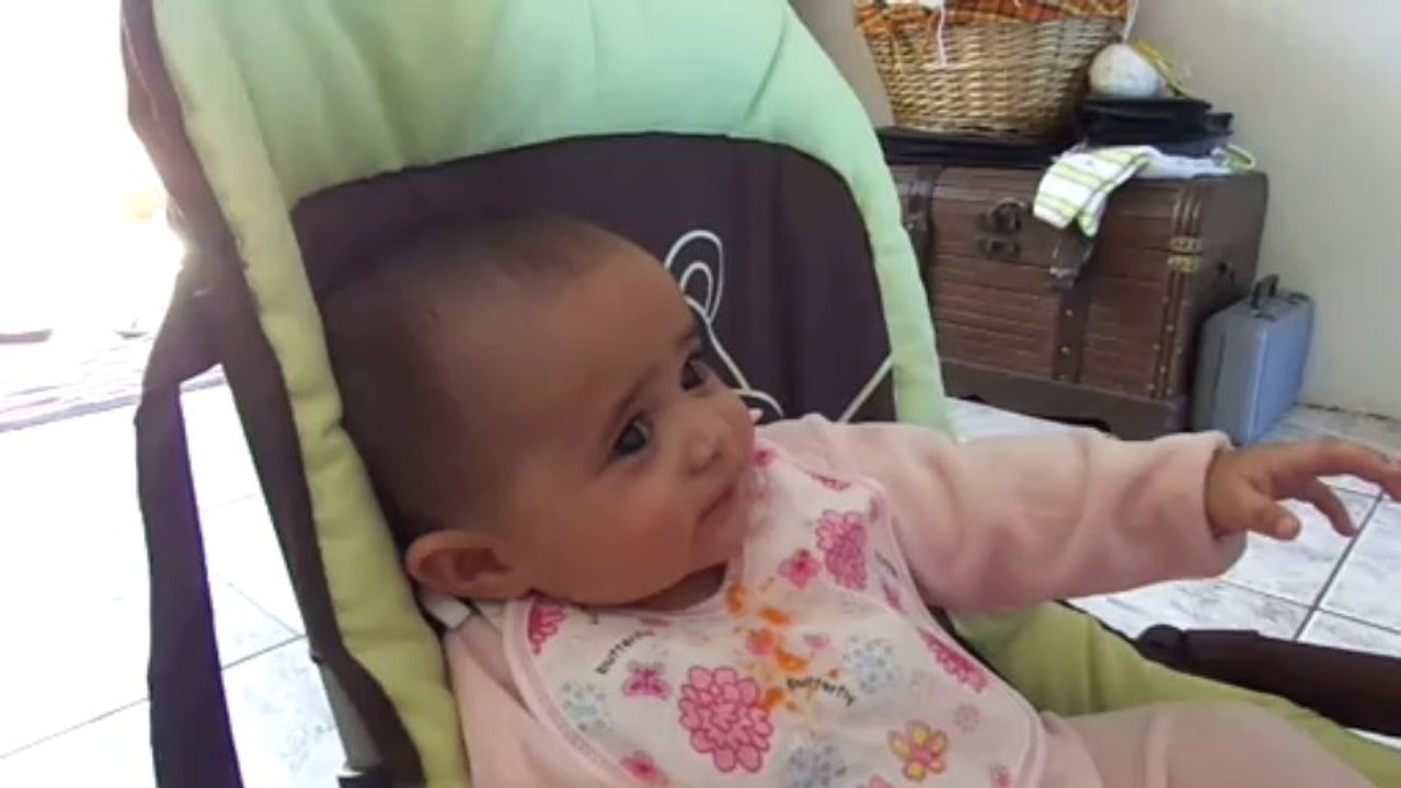 Manon mange sa premiere purée le 25.08.13