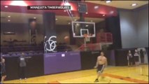 Kevin Love imite LeBron James avec un dunk avec le mur