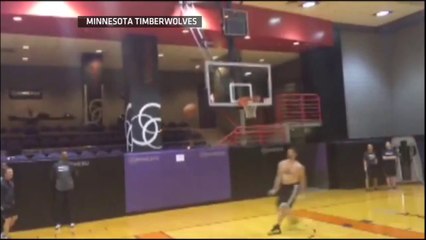 Kevin Love imite LeBron James avec un dunk avec le mur