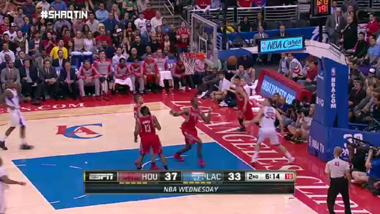 Shqatin'A Fool : LeBron James manque de décapiter l'arbitre; Manu Ginobili défonce sa chaussure