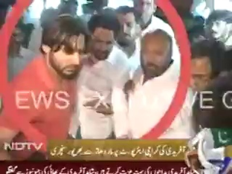 Shahid Afridi beats up fan at Karachi Airport