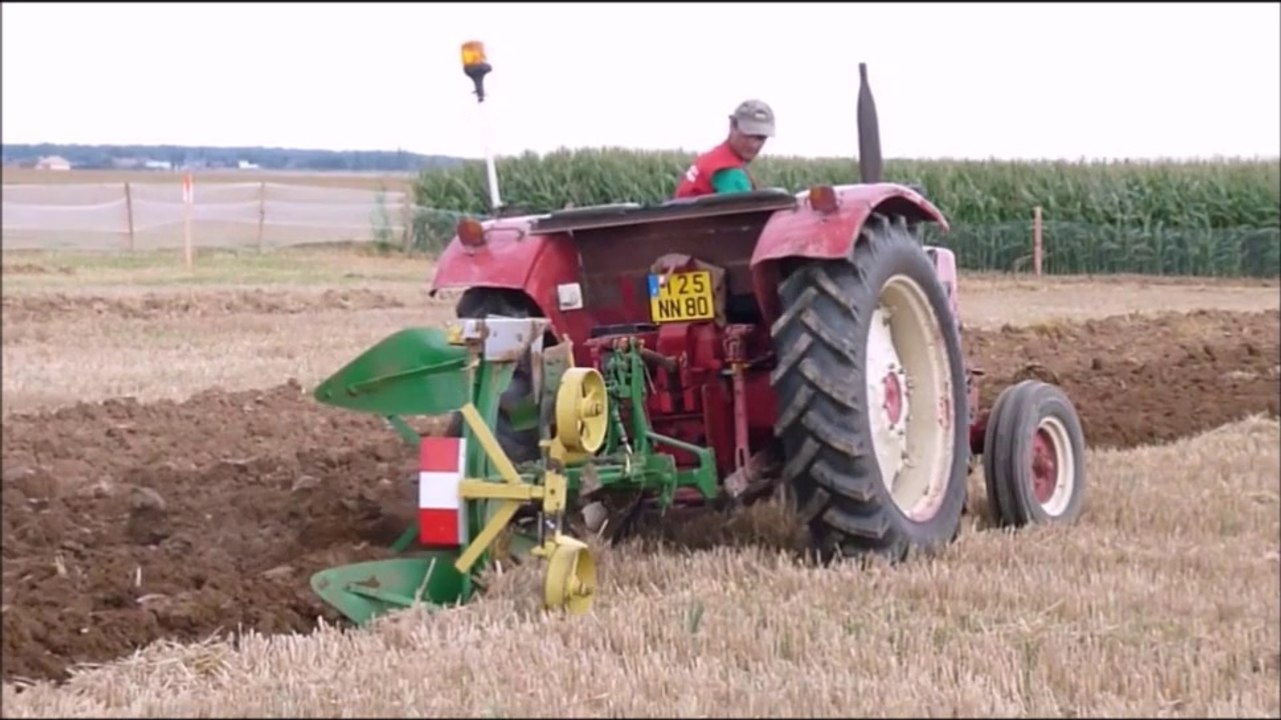 tracteur IH 523 au labour