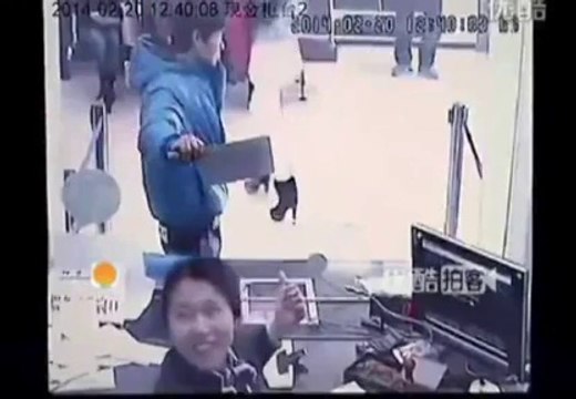 Thief trying to rob a bank with a knife... and the employee is laughing at him. FAIL!!!!