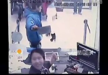 Braquage au couteau : l'employée se fout de lui!