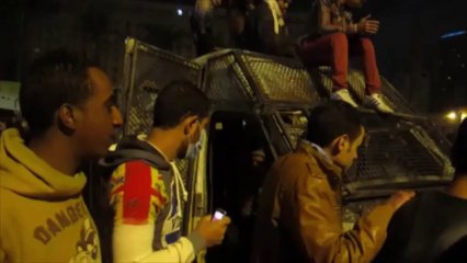 Cairo (Egypte) 28/01/2013 Un véhicule de police a brulé