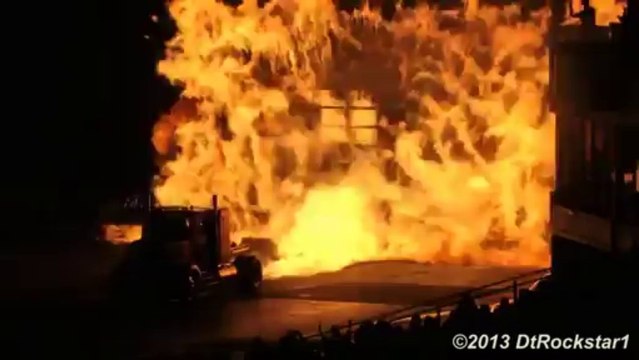 Camion avec un moteur d'avion qui crame tout sur son passage. Plus de 330 km/h!