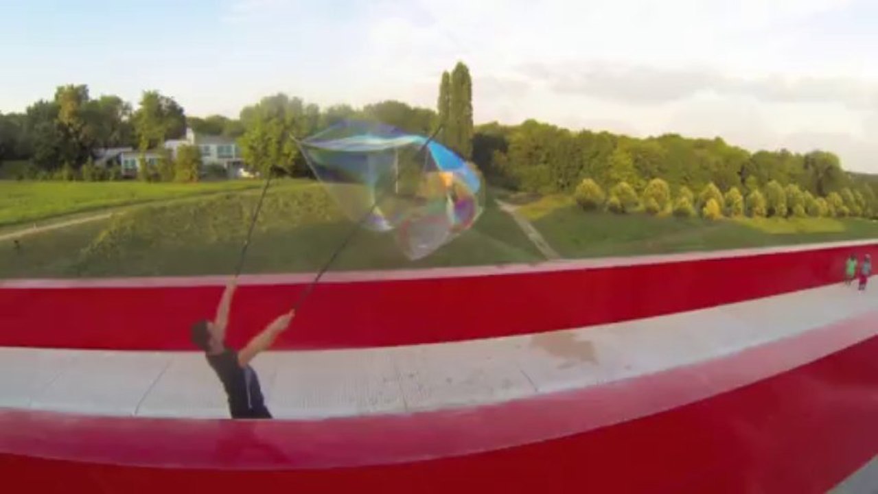 Des bulles vues du ciel - bulles de savon géantes - giant soap bubbles www.fred-bulleur.com