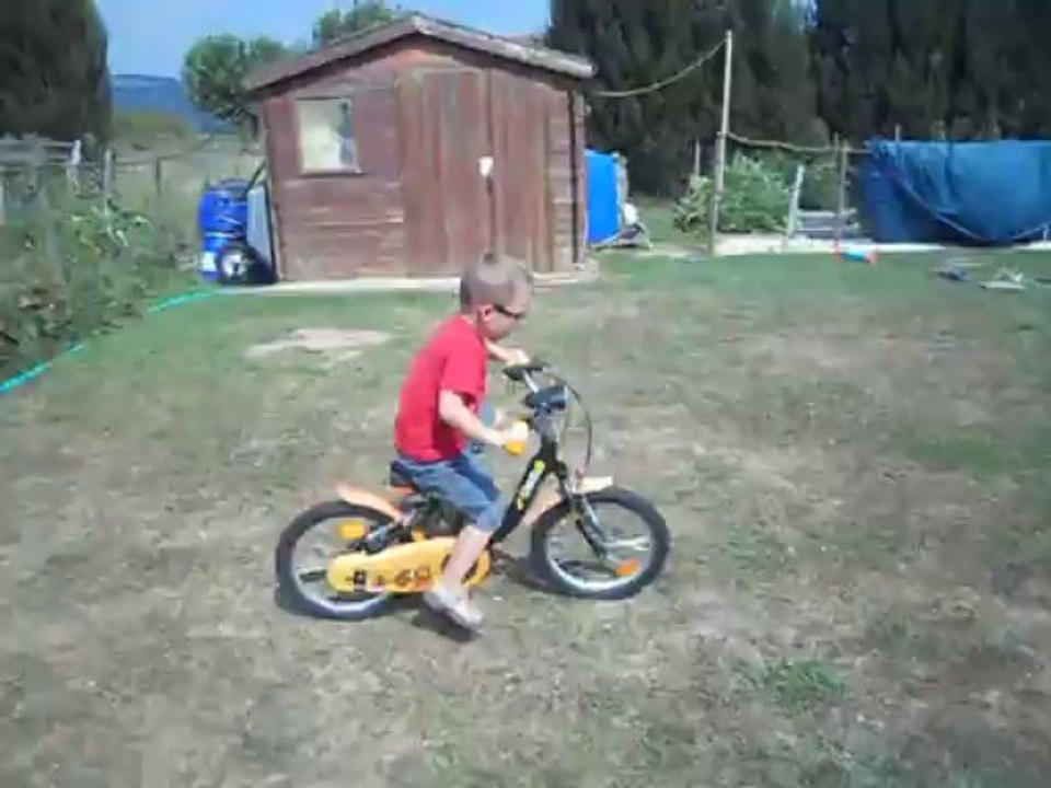 Mahé fait du vélo sans roulettes !
