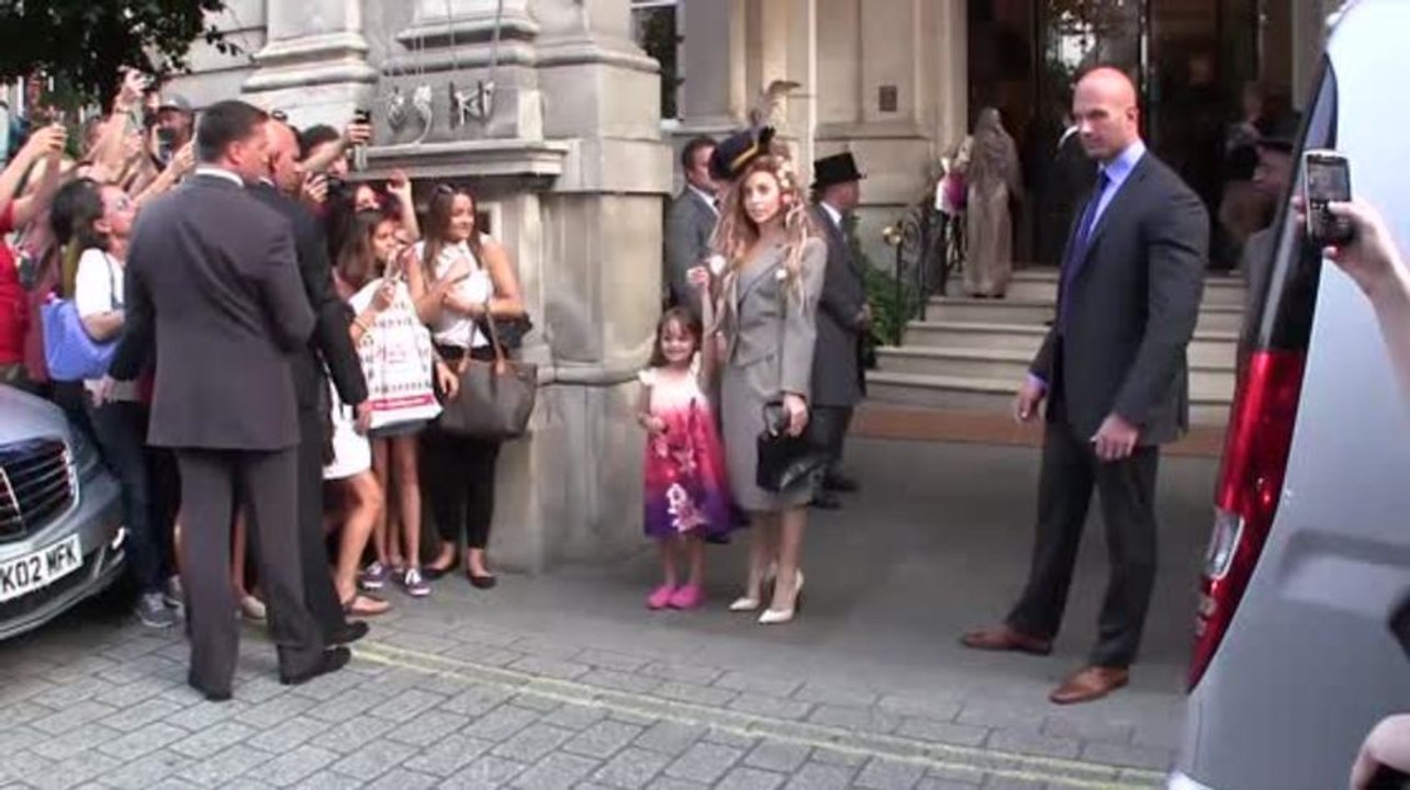 Lady gaga mit verrücktem hut und muscheln im haar