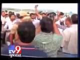 Tv9 Gujarat -  Asaram bapu's followers misbehave with media at Bhopal airport
