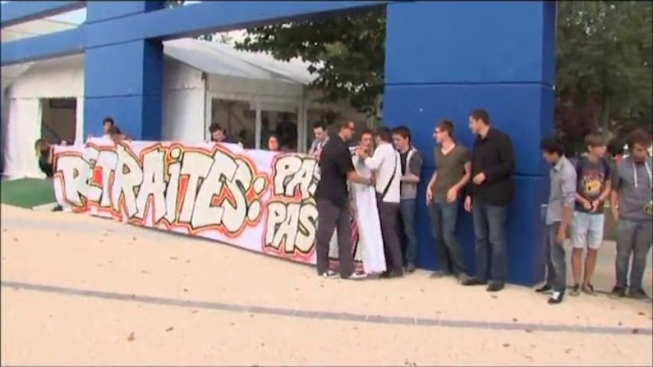 Action devant l'université d'été du MEDEF