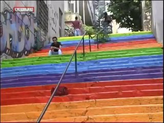 FINDIKLI'DA MERDİVENLER GÖKKUŞAĞI RENKLERİNE BOYANDI