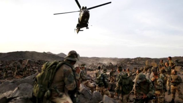 Série photo #5 - Kenzo Tribouillard (AFP) : C'est l'hélicoptère du salut. Celui qui apporte l'eau