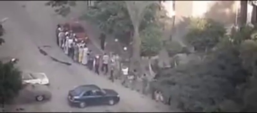 قنص احد المعتقلين بعد تسليم نفسه في فض اعتصام رابعة