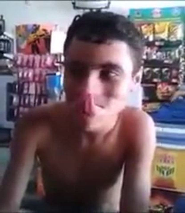 Homme lézard à grosse langue.