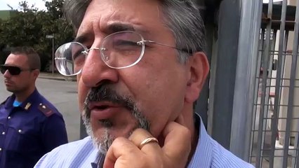 Скачать видео: Giugliano (NA) - Stir, negato accesso al senatore del M5S Pepe (30.08.13)