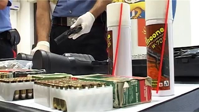 Napoli - Intera famiglia custodiva arsenale della camorra -1- (30.08.13)