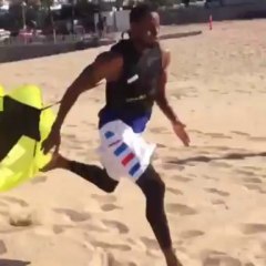 Andre iguodala workout sur le sable avec un parachute