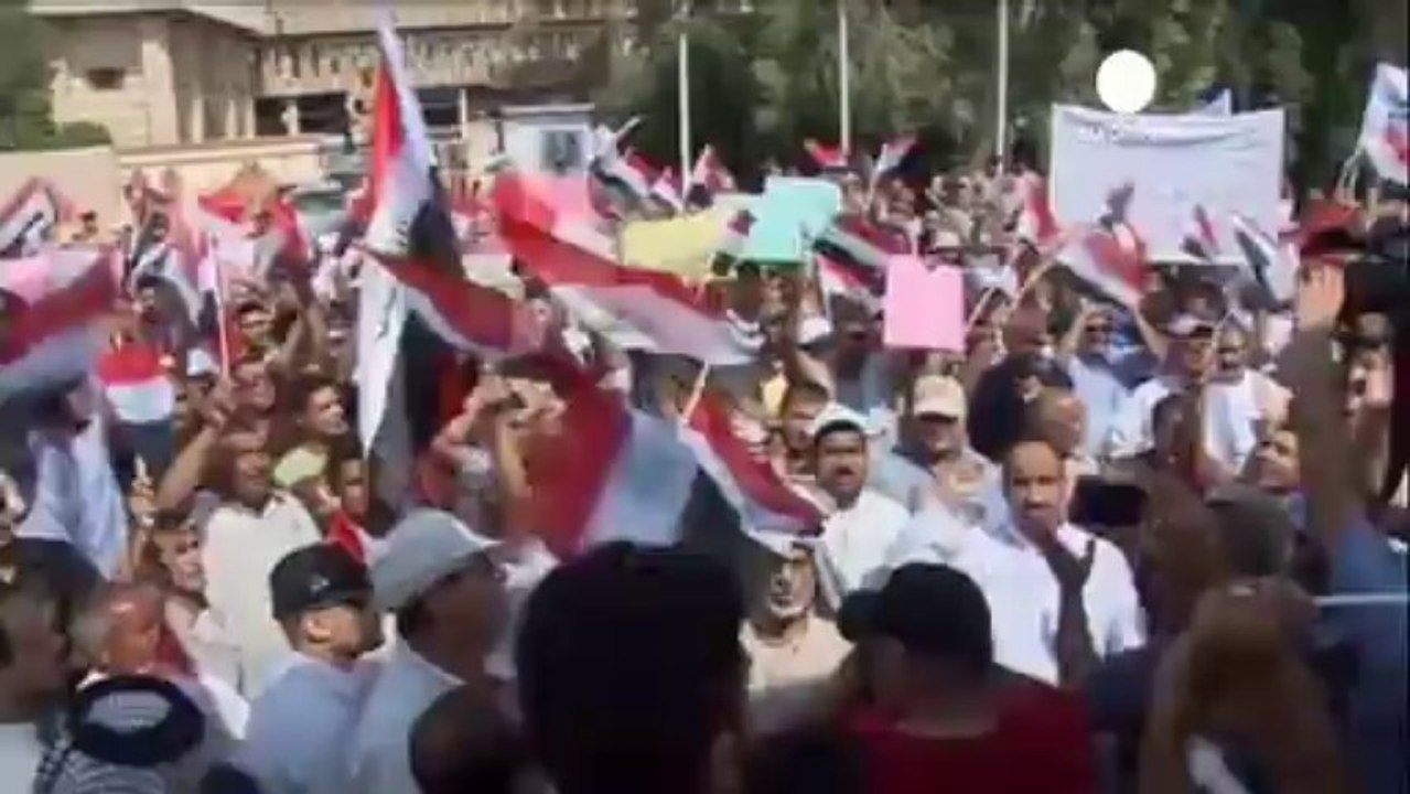 Miles de iraquíes protestan por los privilegios de los...