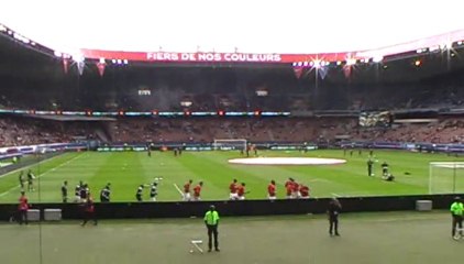 Descargar video: PSG - Guingamp : Entrée des joueurs du Paris Saint Germain sur la pelouse du Parc des Princes