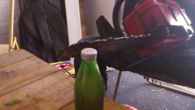 Ouvrir une bière avec une tronçonneuse