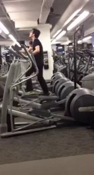 Le gars bosse sa chorégraphie en salle de sport. Bien marrant!