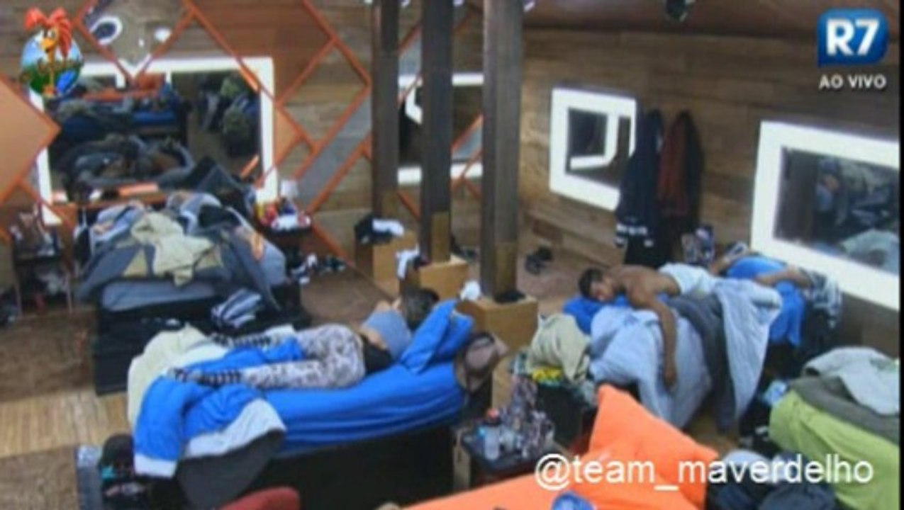 Barbara e Mateus na cama de tarde, 31/08