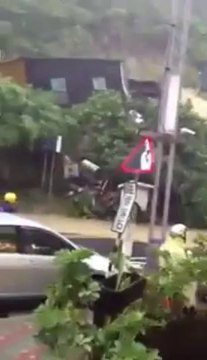 Chute d'un rocher sur la route détruit une maison