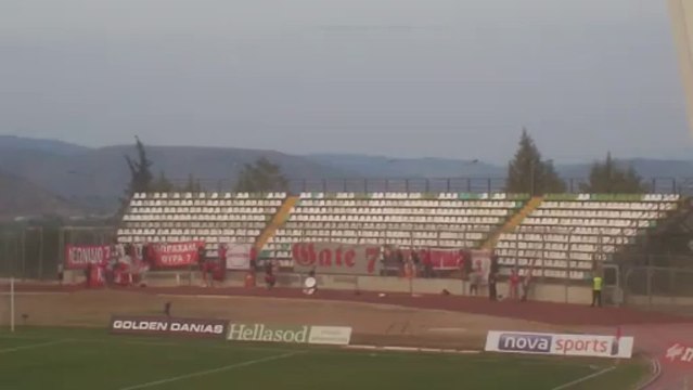 Τα πρώτα πανό των οπαδών του Ολυμπιακού στο γήπεδο της Λιβαδειάς