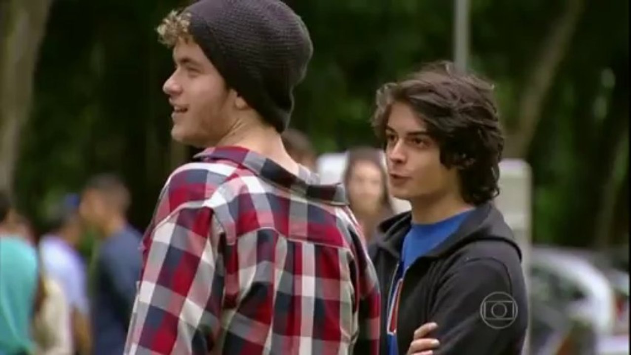 Paulino fica ao lado de Micaela na escola