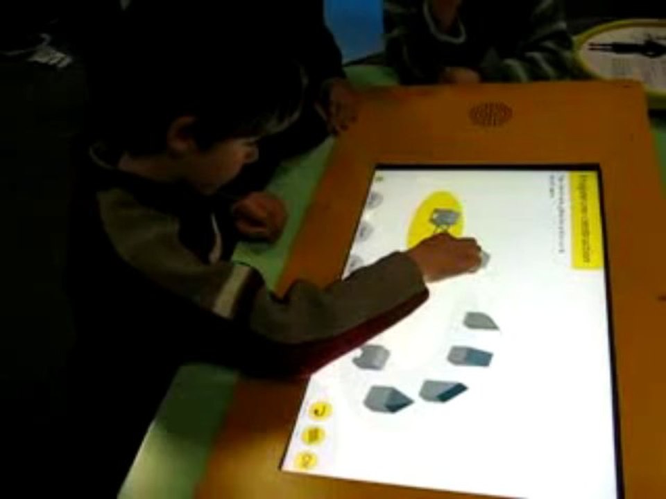 robot à la programmation adaptée aux jeunes enfants, testé à la cité des sciences et de l’industrie à Paris