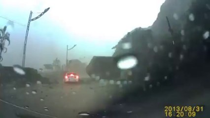 Камешек упал с горы