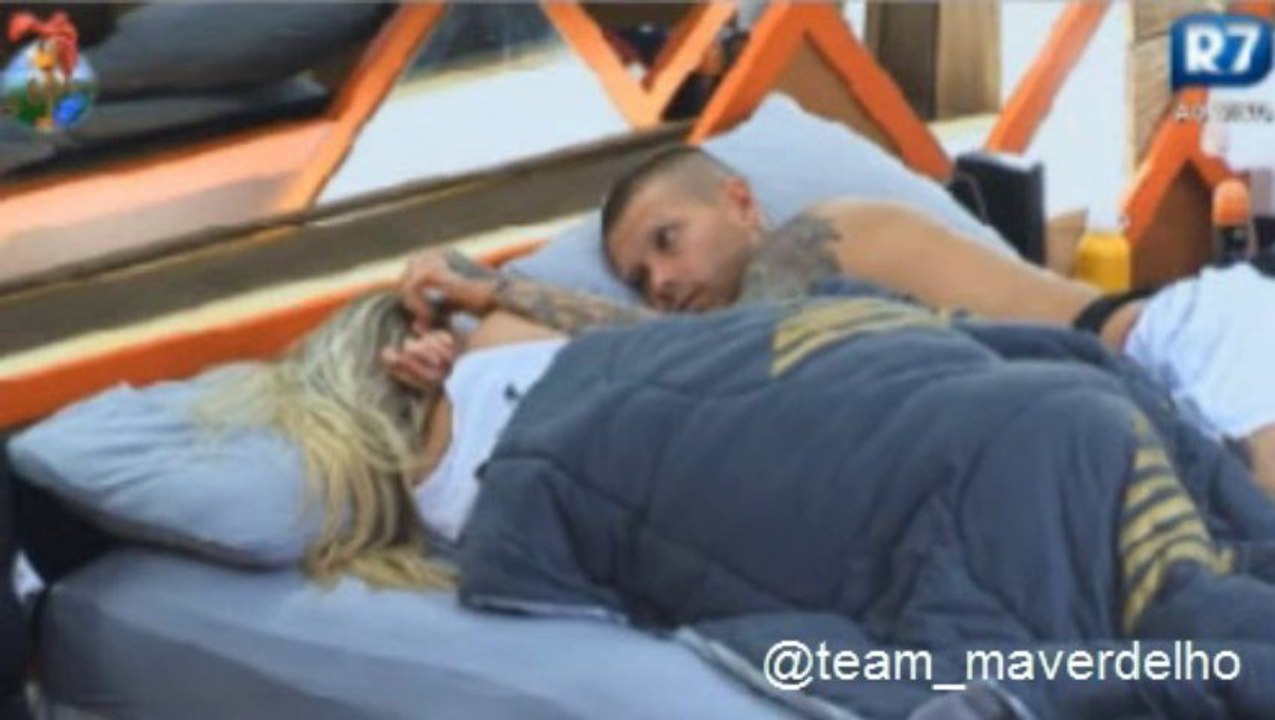Barbara e Mateus trocam carinhos de madrugada. 01/09