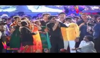 Shahrukh Khan Flirt With Girls At Dahi Handi