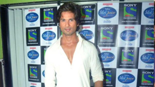 Shahid Kapoor Promotes Phata Poster Nikla Hero at Junior Indian Idol sets!