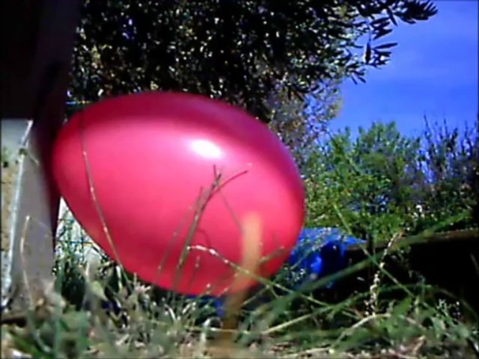 ralenti du tir avec une carabine a plomb sur un ballon