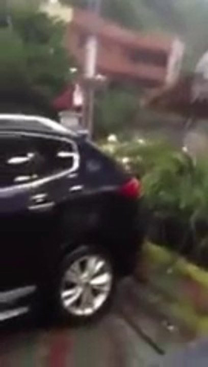 Amazing rock crashing on the road destroys a big house.