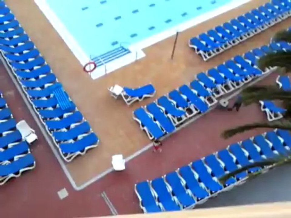 La fille se prend pour un chat et joue avec un laser! Ahh les gosses!