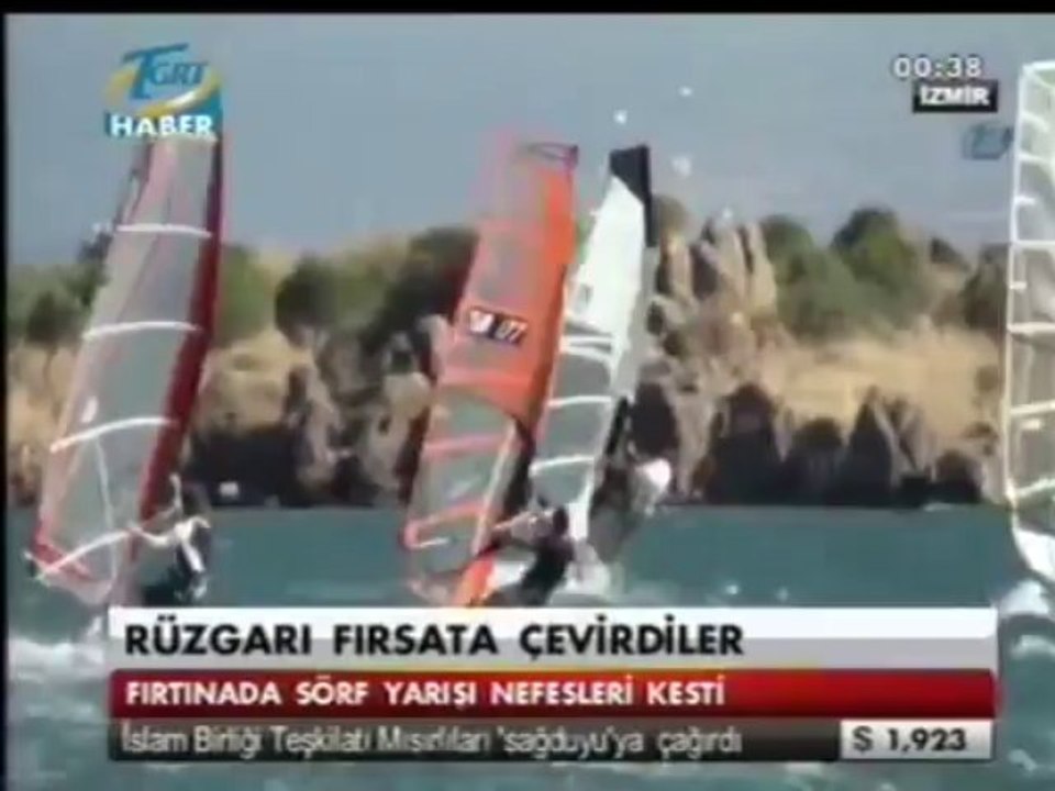 ÇANDARLI'DA RÜZGARI FIRSAT BİLEN SÖRFÇÜLER DENİZE AÇILDI - TGRT HABERİ