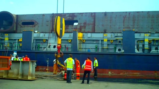 Les plus grosses pièces du futur portique de STX acheminées par bateaux. Bertrand du Charlat, le coordinateur des travaux pour STX