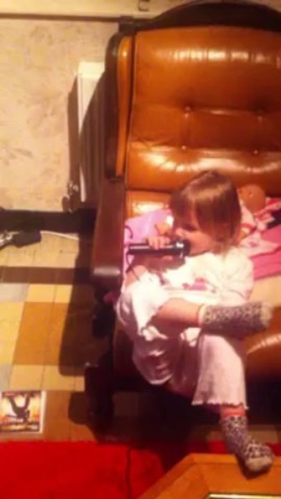 lunie qui chante papa noel sur rap star